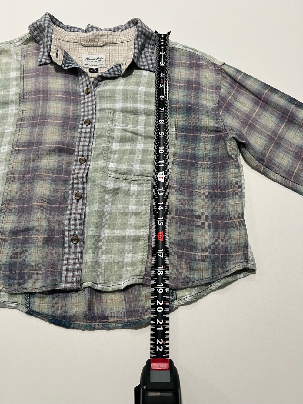 AMERICAN EAGLE • cropped flannel shirt in green and blue patchwork plaid - Picture 10 of 10